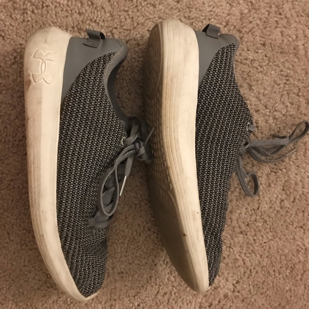 Under armor grey tennis shoes